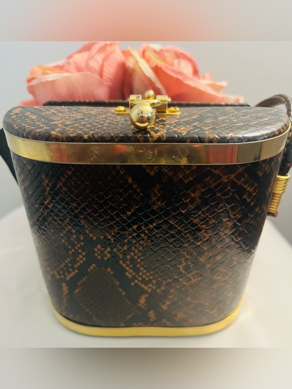 Snakeskin Vintage exotic faux leather box bag featuring a gold magnetic closure - Picture 3 of 9